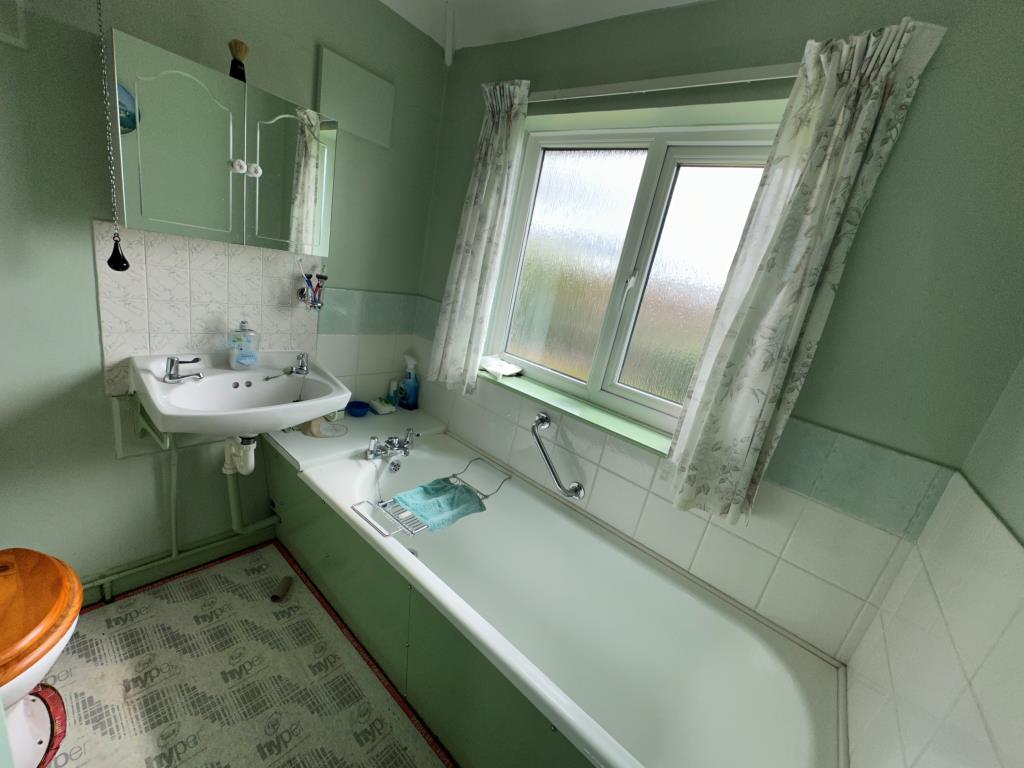 Lot: 165 - SEMI-DETACHED STATUTORY INVESTMENT - Bathroom